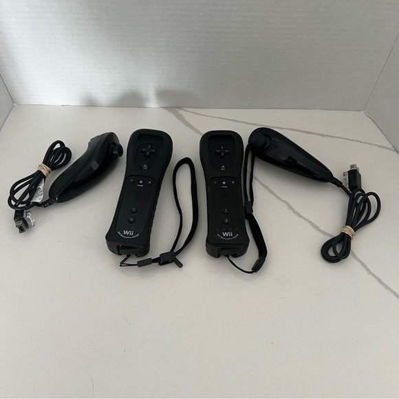 Wii MotionPlus remotes and Nunchucks Black 2 each - Picture 1 of 3